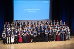 Staatsexamensfeier am 23. April 2022 - Gruppenbild